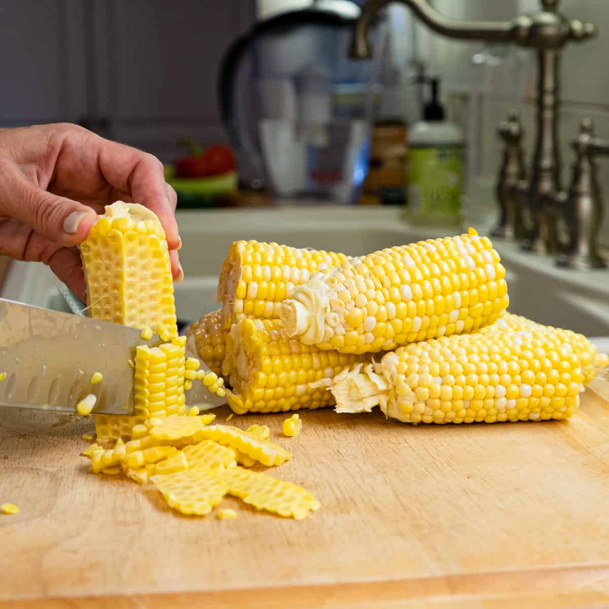 Cutting corn kernels off the cob