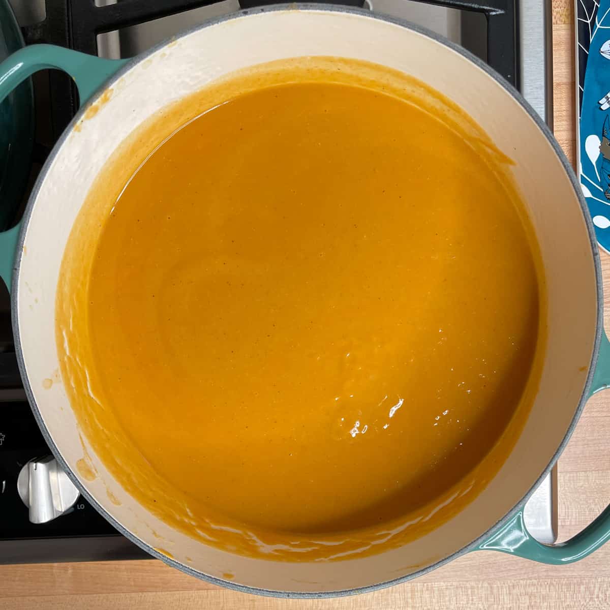 finished pot of pureed carrot soup.