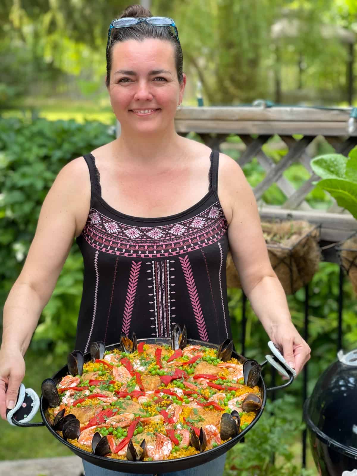 Andrea Mut holding a large paella.
